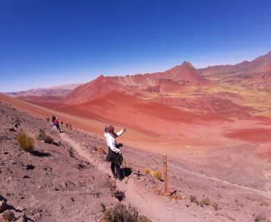 TOUR A LA MONTAÑA DE COLORES Y EL VALLE ROJO 1 Día